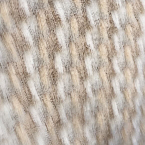 Faux fur crop top zipper back cream size Small - Picture 7 of 8